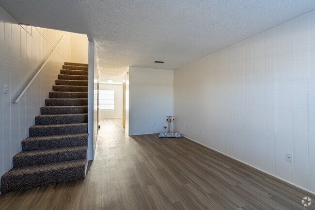 2 habitaciones, 1,5 baños - 1050 pies cuadrados - Sala de estar - Brookside Apartments