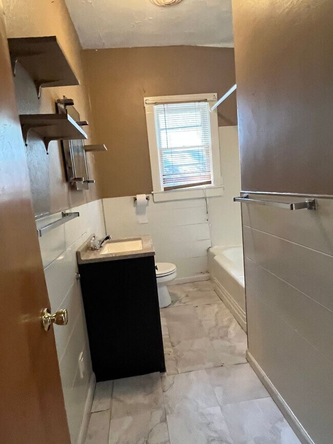 Building Photo - Large 3 bedroom 1 bath steps away from PSU...