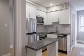 Building Photo - 25 Av des Pins O