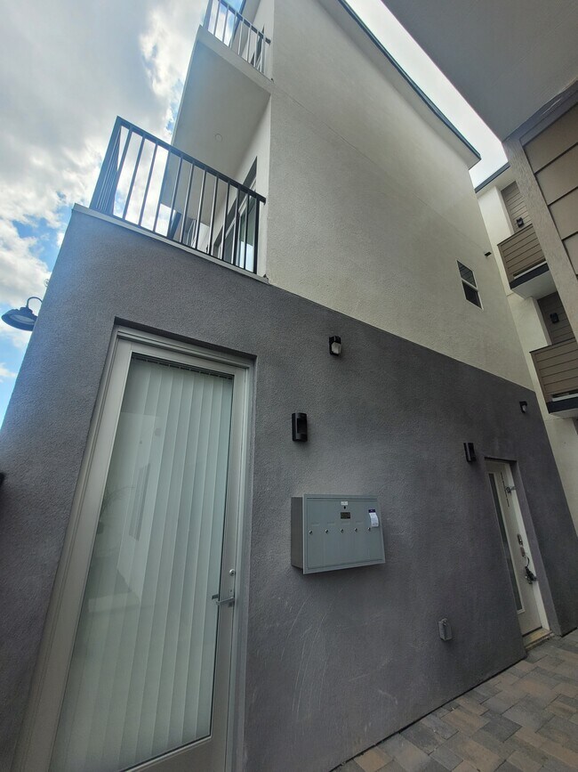Foto del edificio - 1111 E Artesia Blvd