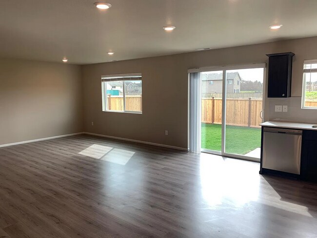 Foto del edificio - Beautiful 4 Bedroom Home in Fife WA - Apply Today!