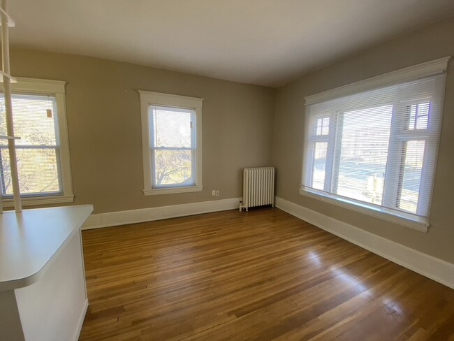 Building Photo - Upper level Corner Unit 1 Bed 1 Bath near ...