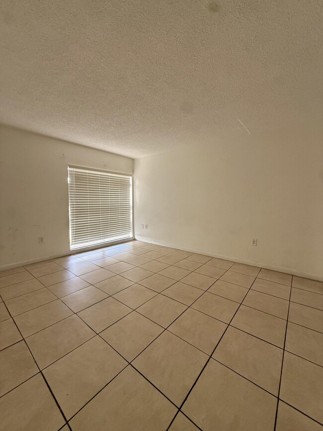 Foto del edificio - 8775 Park Blvd