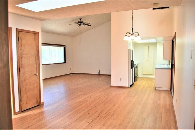 Building Photo - 2 Bedroom in a 55 and Older Community Newberg