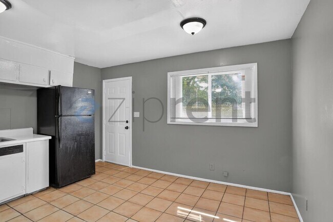 Building Photo - Unit A6
