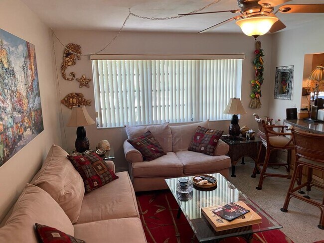 Foto del edificio - 700 Bayshore Dr