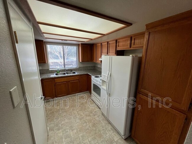 Building Photo - 3180 Country Club Dr