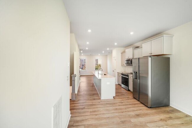 Foto del edificio - 2BR Townhome w/ 2 En-Suite Baths + Garage in 28208