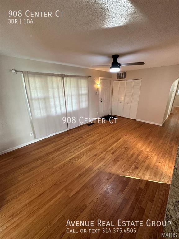 Foto del edificio - 908 Center Ct