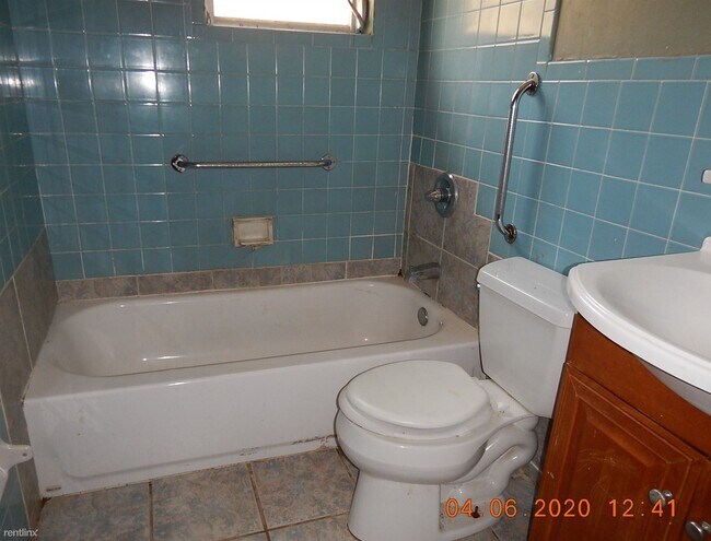 Building Photo - 3 br, 1.5 bath House - 815 SE 20th St