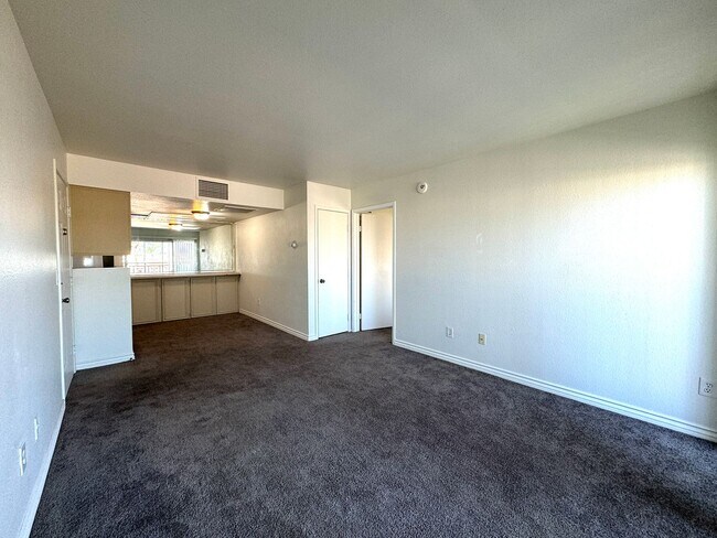 Foto del edificio - 8070 W Russell Rd
