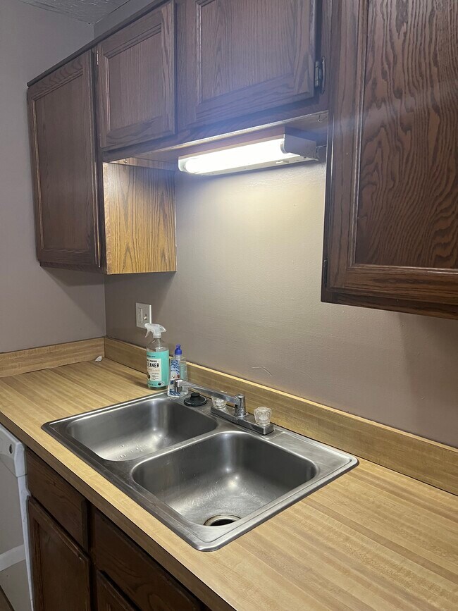 Building Photo - 1544 Cedarwood Dr