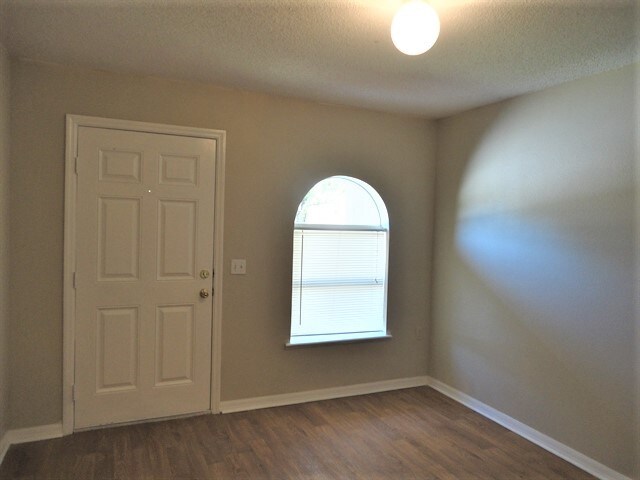 Foto del edificio - 7807 Country Chase Avenue