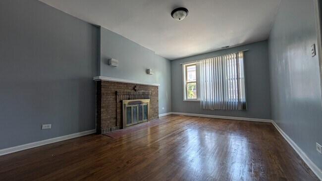 Foto del edificio - Spacious 3BR Apartment in Oak Park – 1,326...