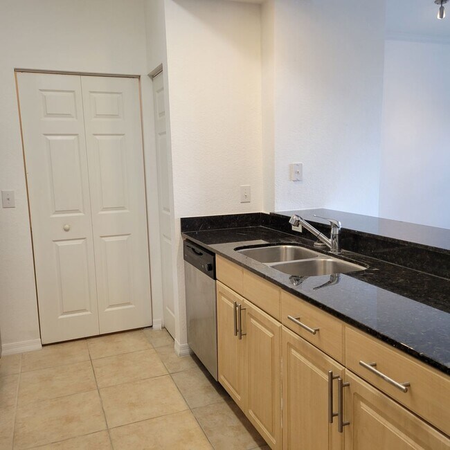 Foto del edificio - Annual unfurnished luxury 3/2 condo downtown Sarasota overlooking a park!