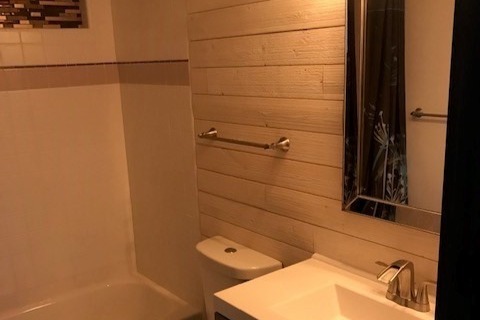 Baño en la planta baja - 4265 N Sorrel Pl