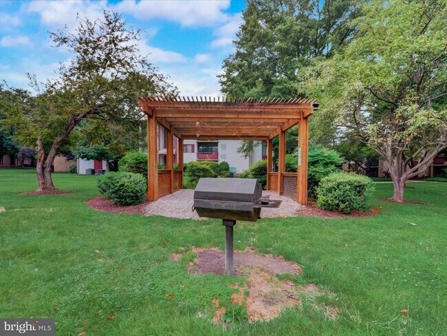 Foto del edificio - 2844 Dover Ln