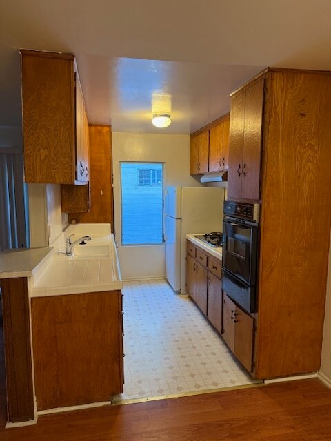 Cocina con estufa y refrigerador - 1440 Barry Ave