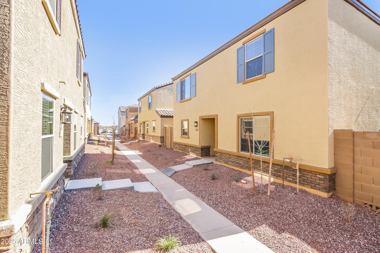 Foto principal - 3933 S 82nd Dr