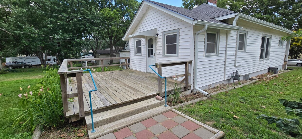 Primary Photo - Spacious 2 bedroom with garage + 2 vehicle...