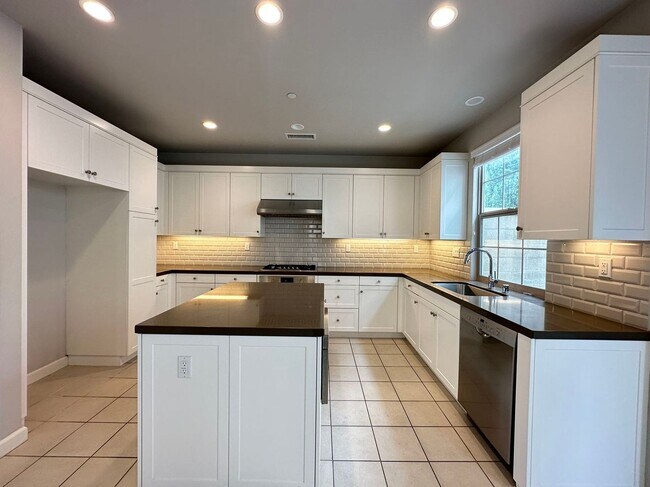 Foto del edificio - 4 BEDROOM HOME FOR LEASING IN Irvine