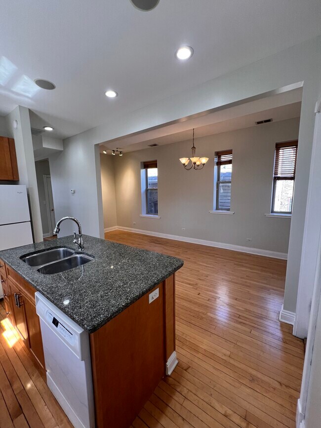 Building Photo - 2131 N Oakley Ave