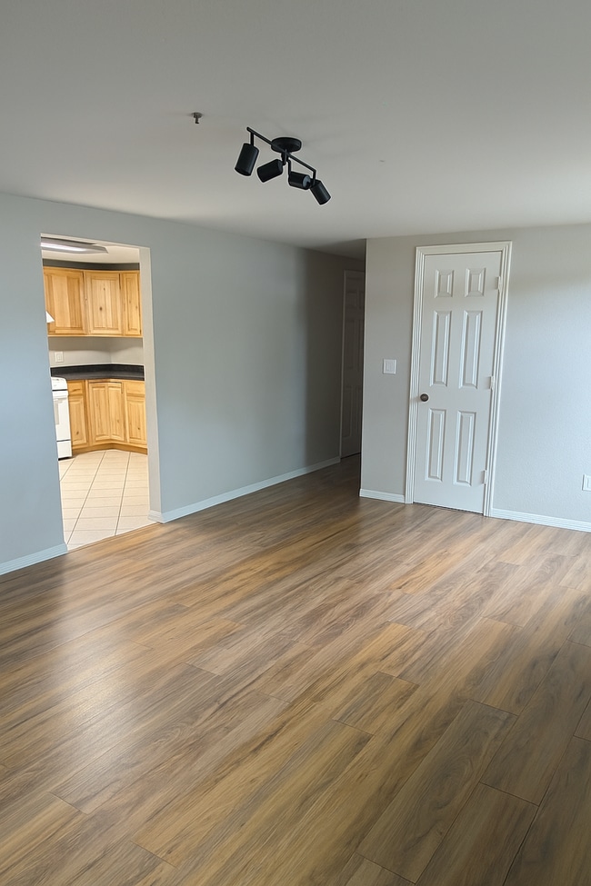 Building Photo - 3 Bedroom 1 Bathroom Apartment in Golden!