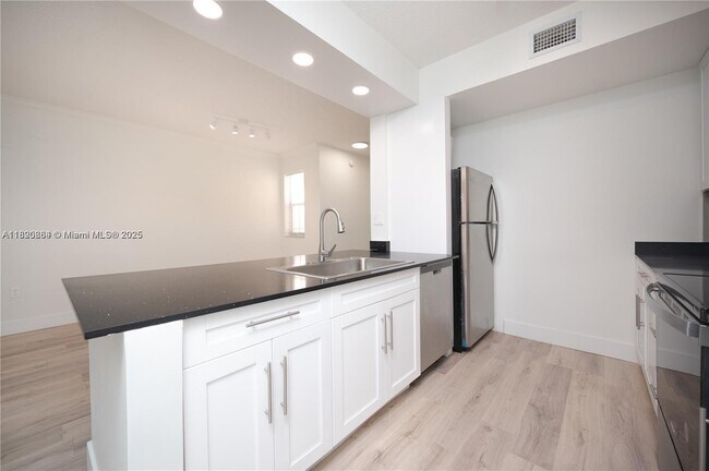 Foto del edificio - 2406 Centergate Dr