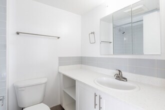 Building Photo - 550 W 12th Ave