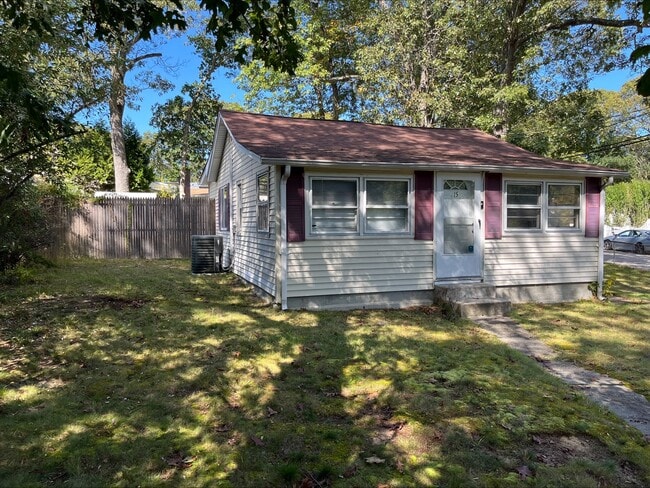 Building Photo - 15 Lulu Dr