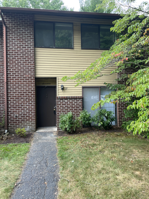 Primary Photo - 17 Buckthorn Ct