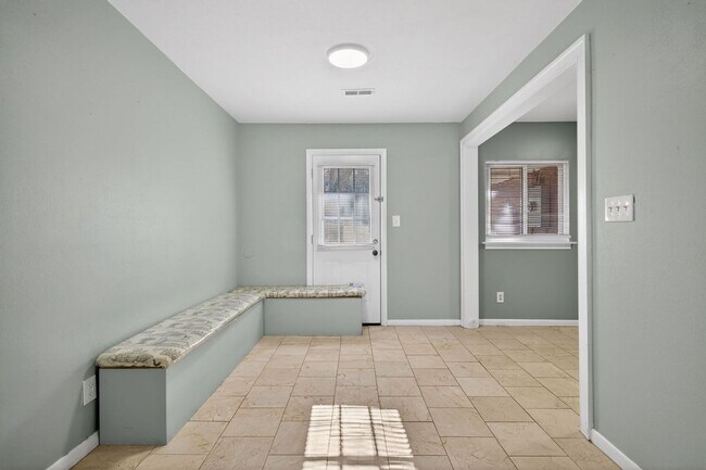 Foto del edificio - 4713 Clintwood Dr