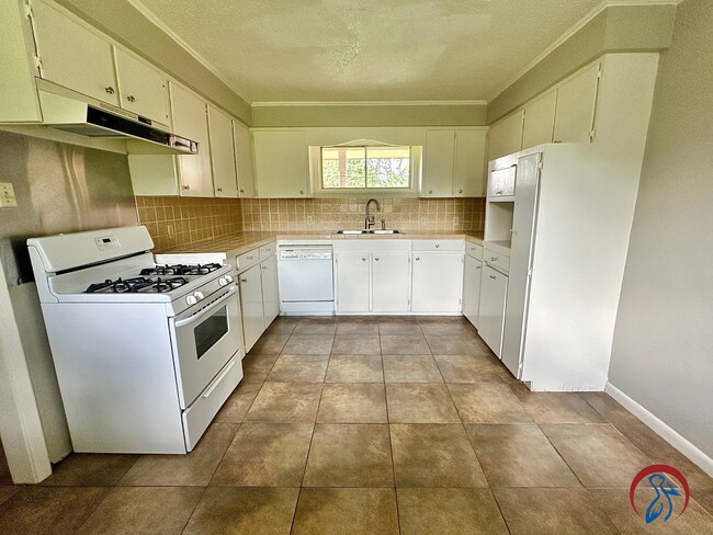 Building Photo - Garden District 3 bed 2 bath Home | Pelica...