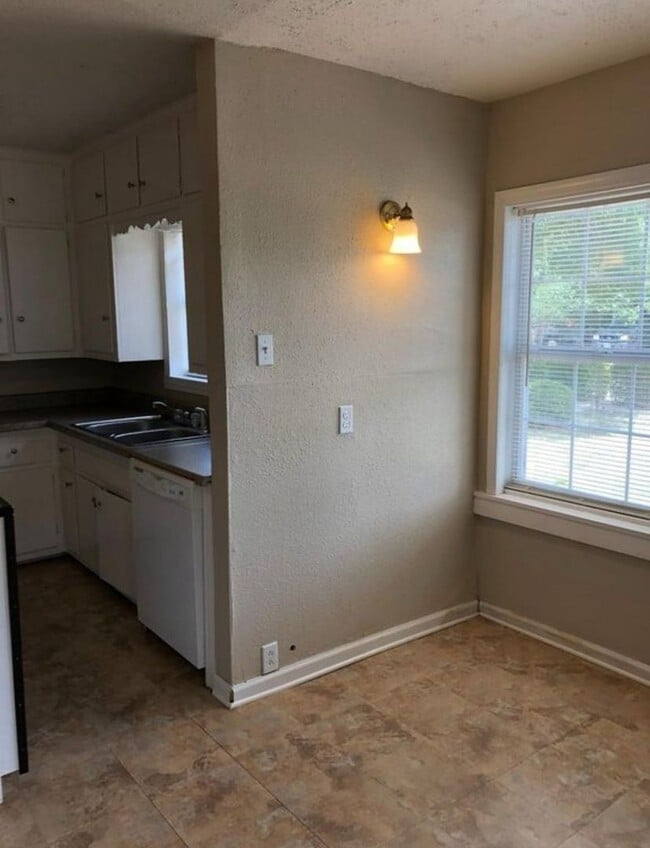 Building Photo - 4 Bedroom 3 Bath