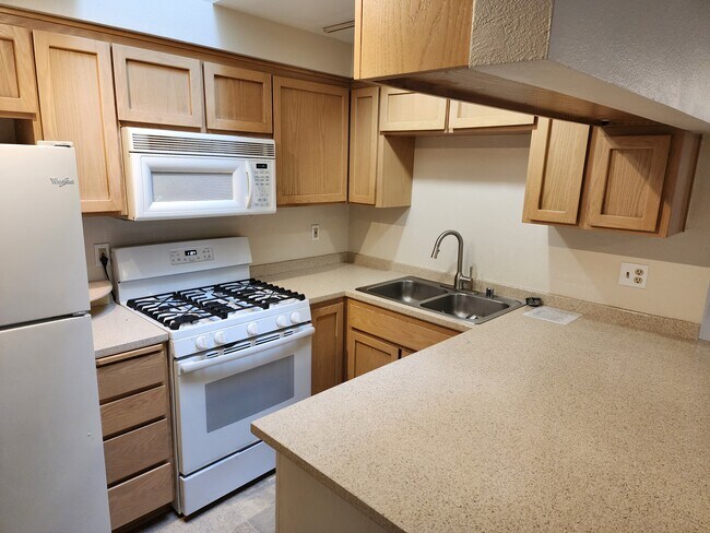 Foto del edificio - 13715 Beverly Park Rd
