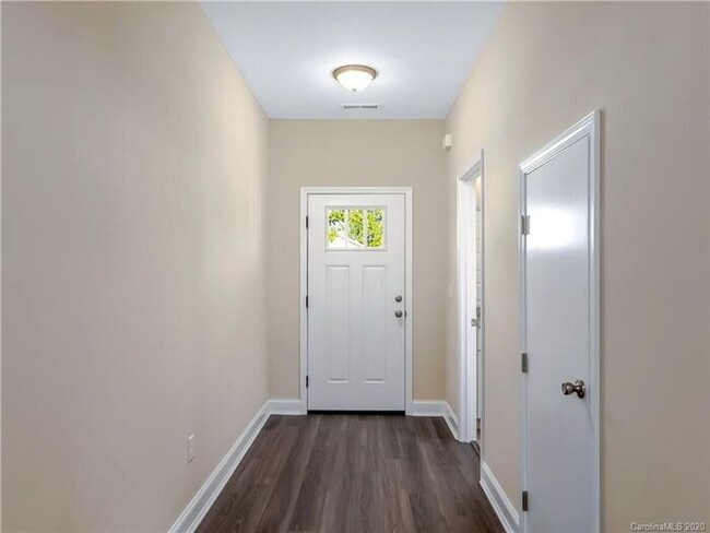 Building Photo - Asheville Rental!