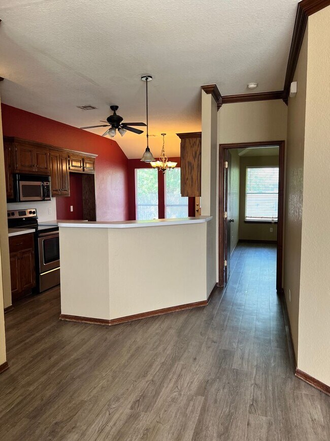 Building Photo - 213 Pinafore Dr
