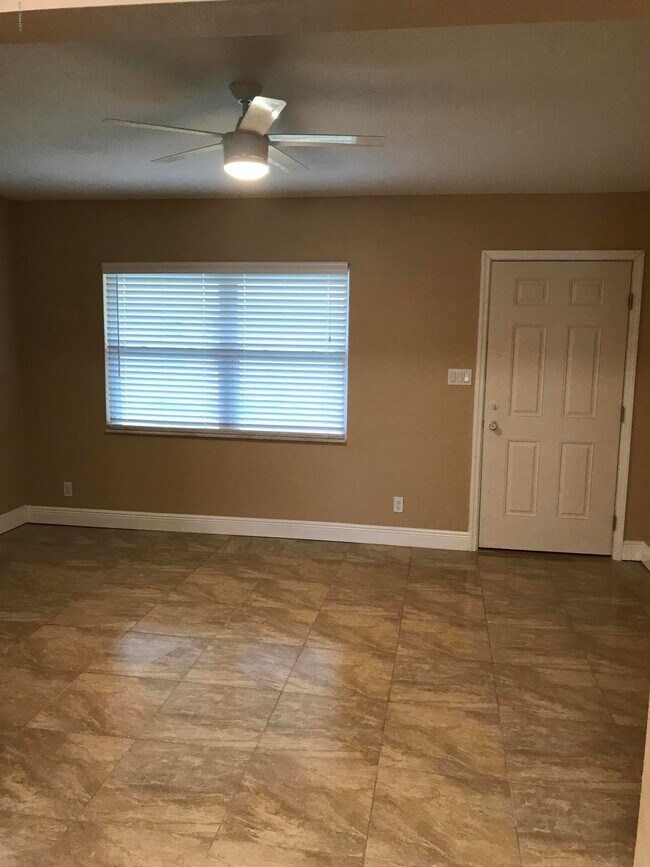 Foto del edificio - 135 Roosevelt Ave