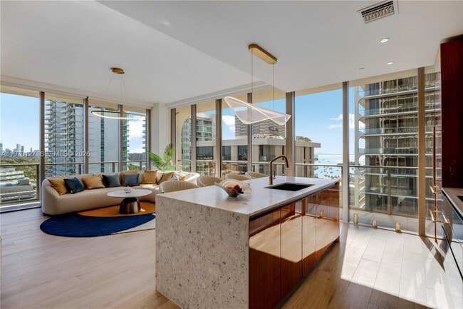 Foto del edificio - 2678 Tigertail Ave