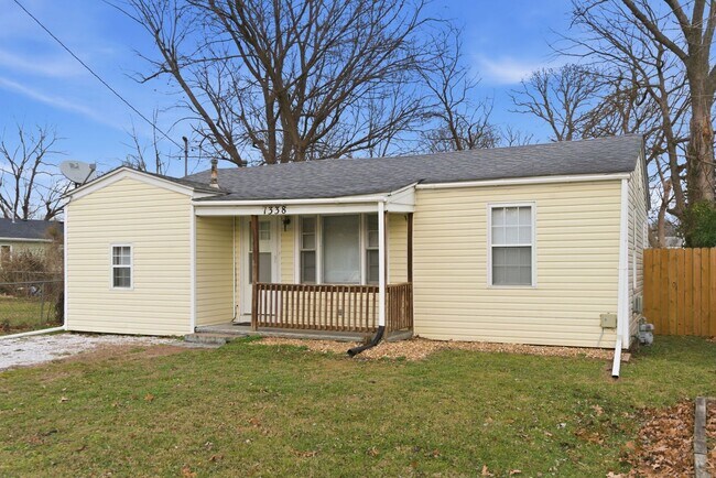 Foto del edificio - 3 Bed | 1 Bath | FULLY Remodeled | FULLY Fenced Yard | Springfield MO | PETS WELCOME!