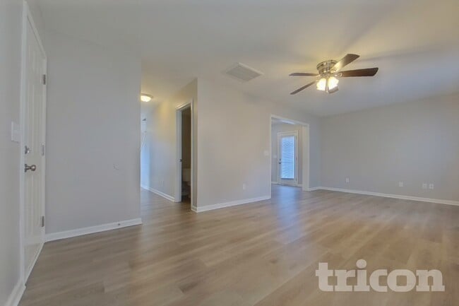 Foto del edificio - 403 Parkstone Ct