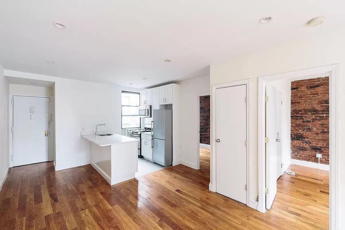 Primary Photo - 141 West 10th Street