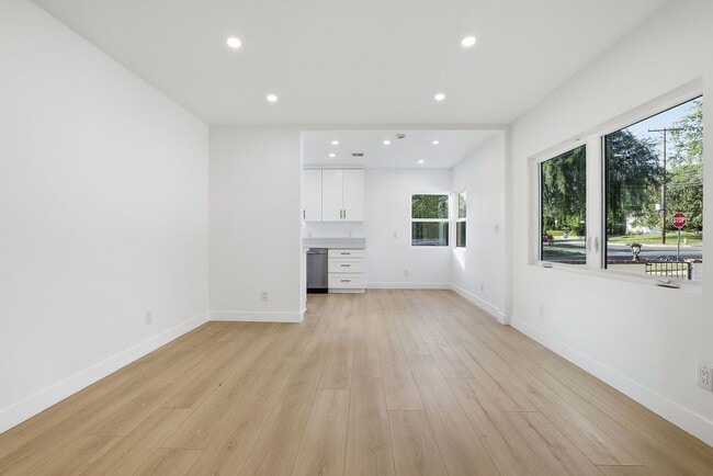 Building Photo - 1722 Bel Aire Dr