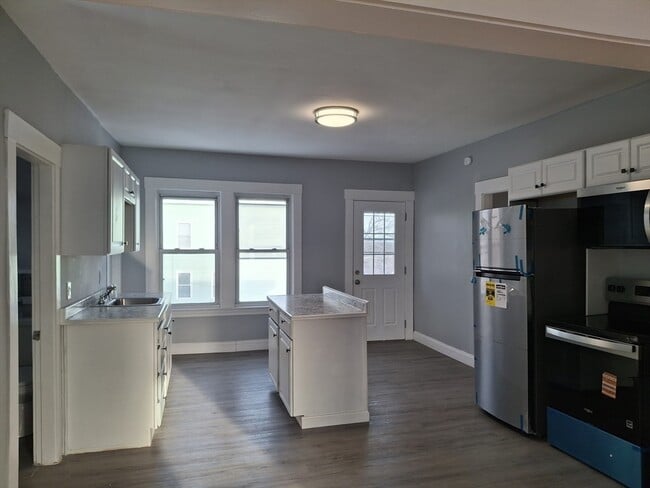 Building Photo - 14 Florence St