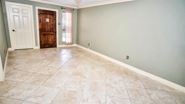 Building Photo - 746 Lake View Dr
