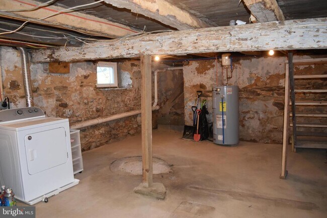 Building Photo - 425 Cedar St