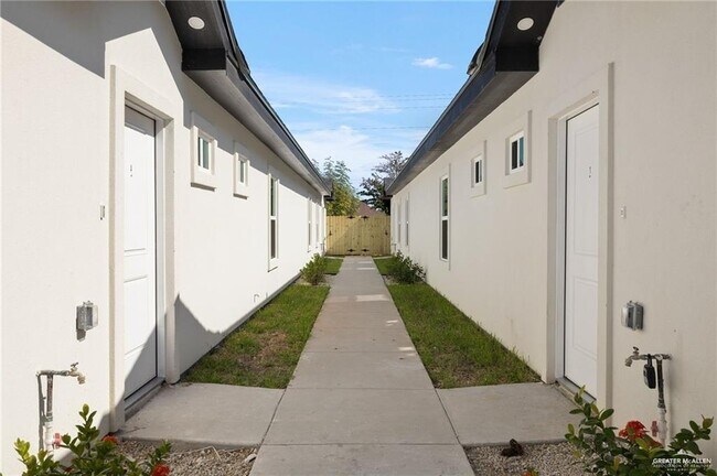 Building Photo - 18 Monaco Dr