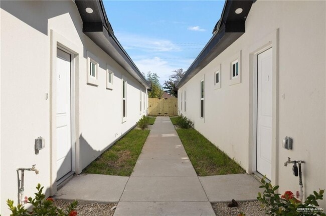 Foto del edificio - 503-505 W Farm to Market 495