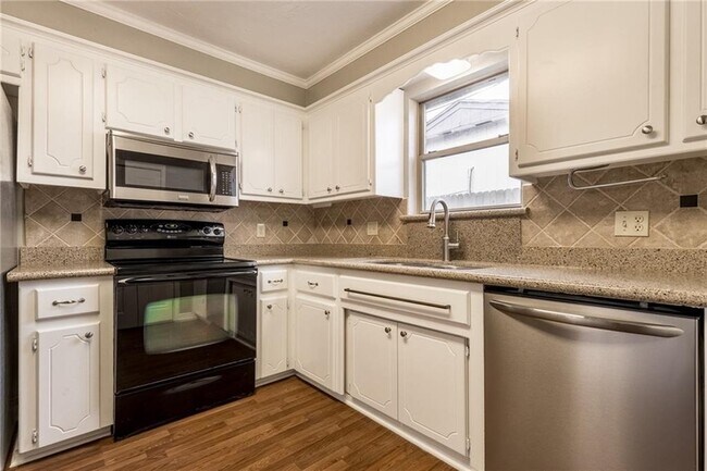 Building Photo - 3313 Meadow Ln