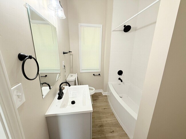 Foto del edificio - Fully Renovated 3-Bedroom Home – Move-In Ready for You!